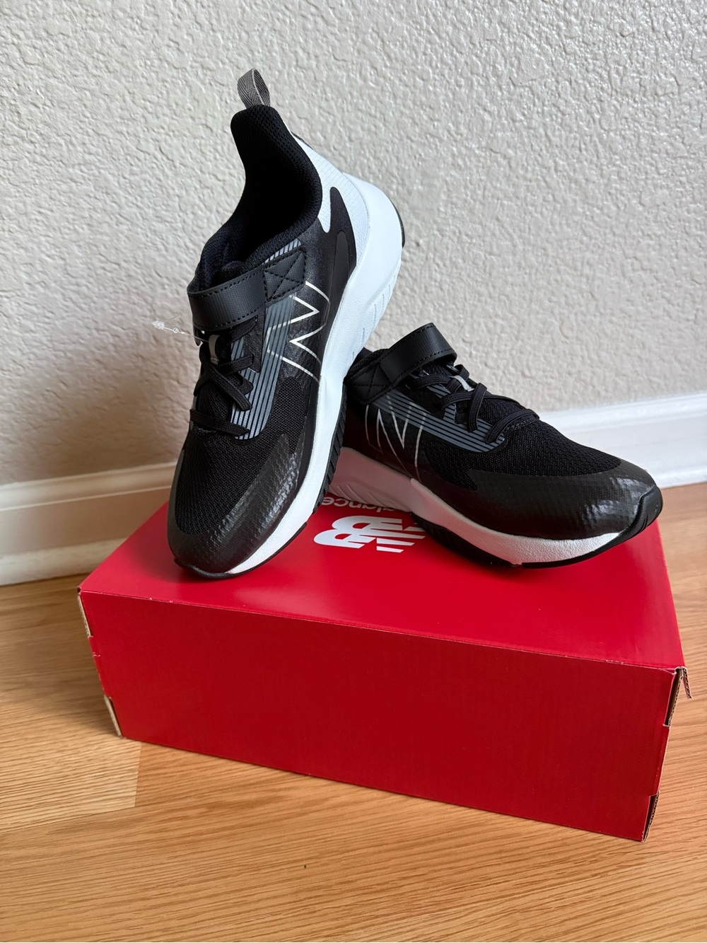 New Balance Black and White Kids' Sneakers. With Velcro closure. Sz 5XW. NWT.